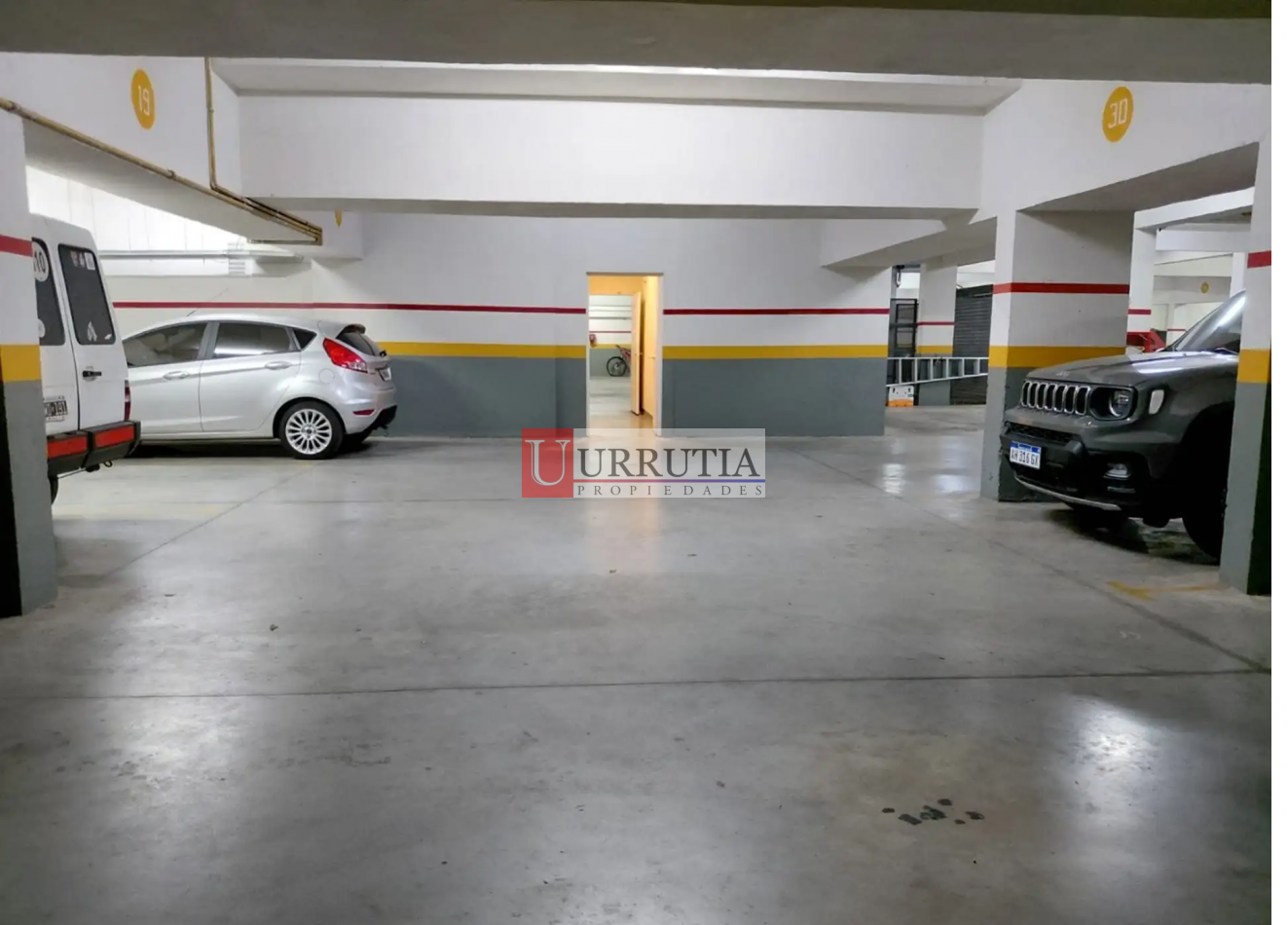COCHERA CUBIERTA EN ZONA COMERCIAL DE FLORIDA!!