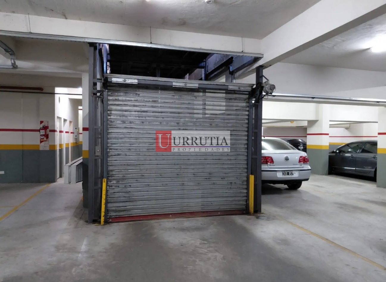 COCHERA CUBIERTA EN ZONA COMERCIAL DE FLORIDA!!