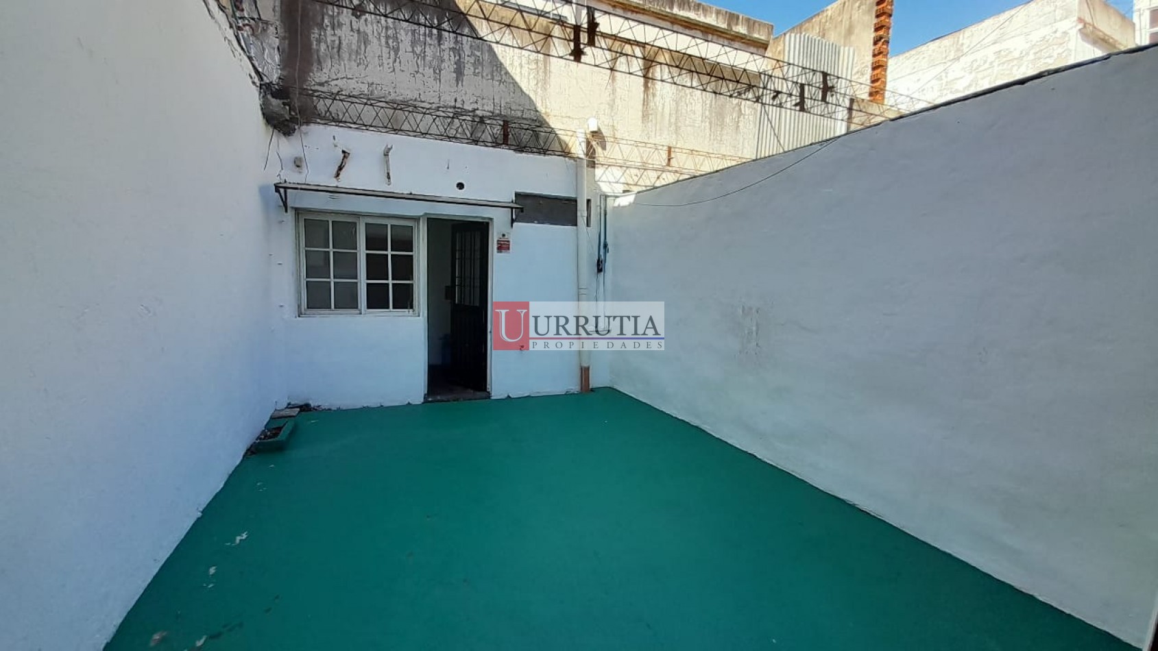 OFICINA 2 AMB C/2 PATIOS + DEPOSITO/COCHERAS.