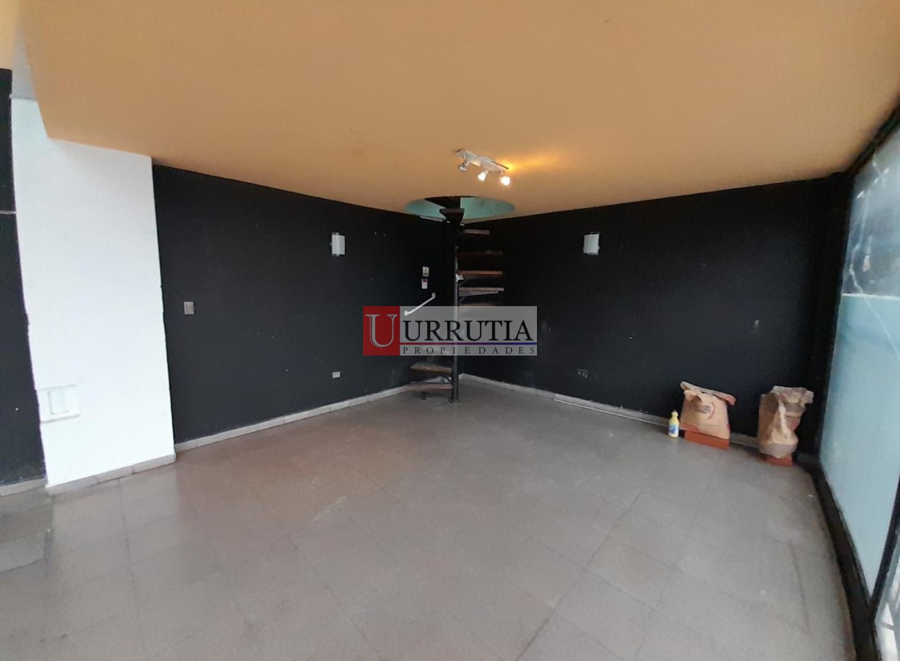 Consultorio/Oficina/Local en esquina 2 plantas + espacio aereo. POSIBILIDADES DE AMPLIACION!