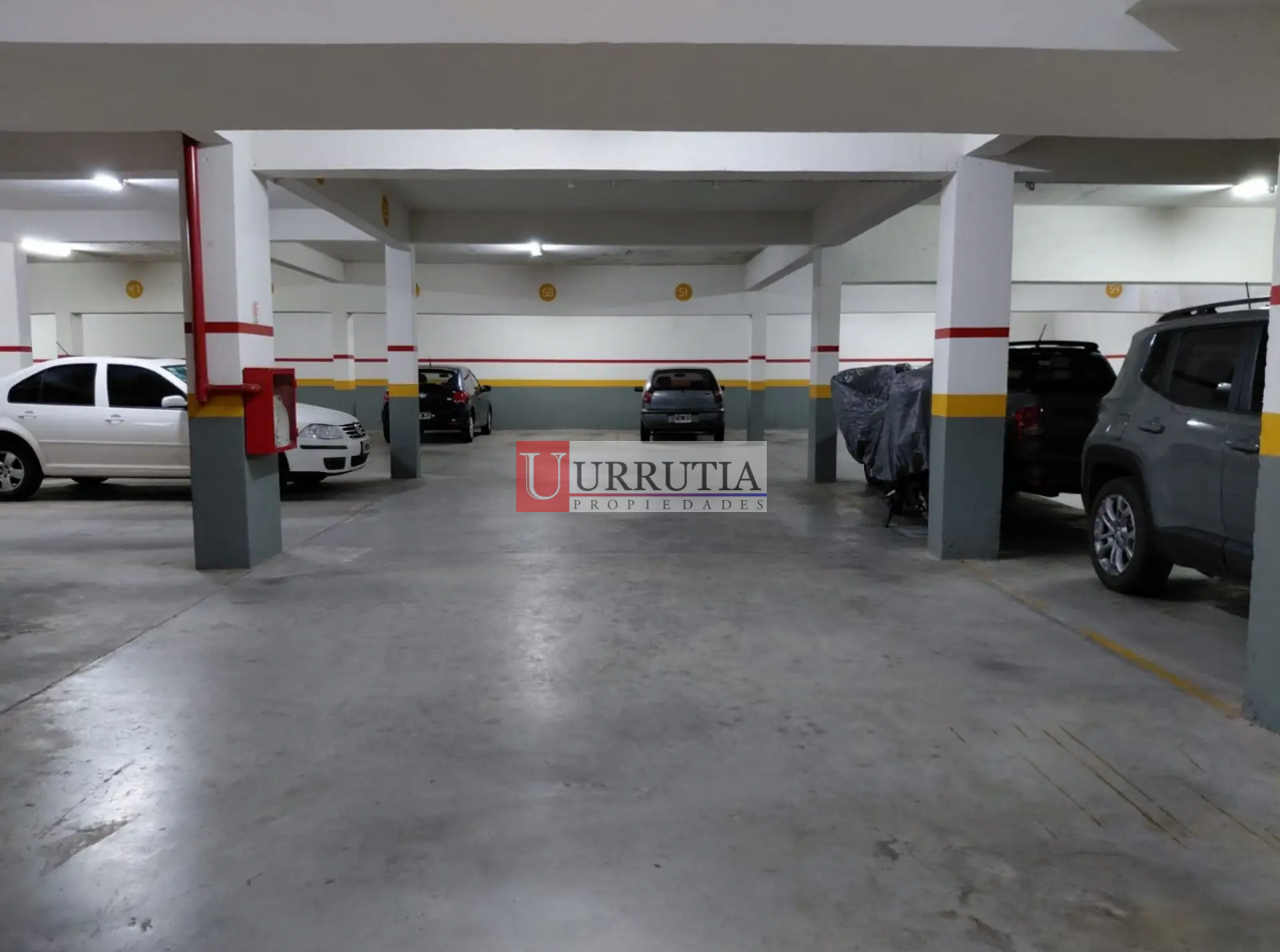 COCHERA CUBIERTA EN ZONA COMERCIAL DE FLORIDA!!