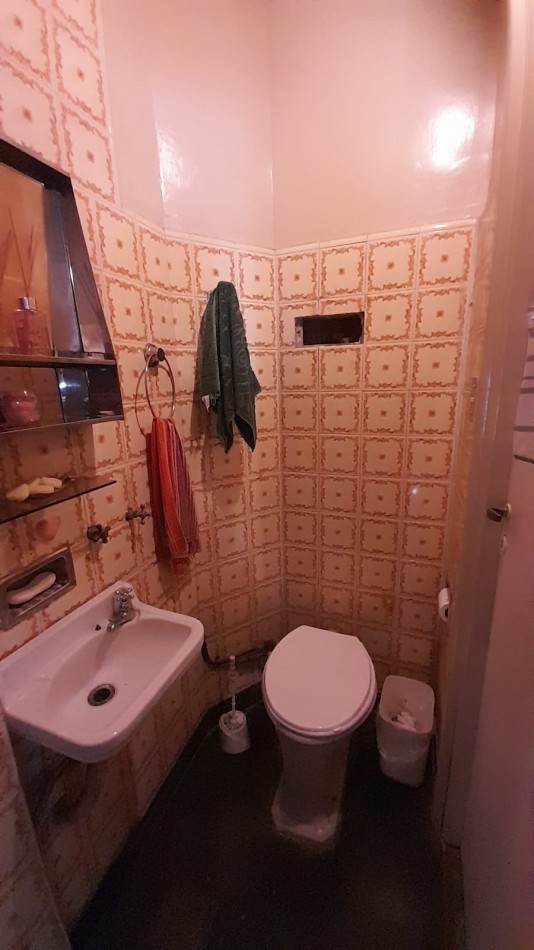 CHALET 6 AMB EN 2 PLANTAS S/LOTE DE 348M2. EXCELENTE UBICACION.