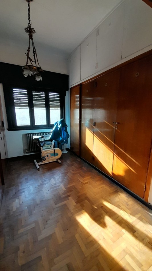 CHALET 6 AMB EN 2 PLANTAS S/LOTE DE 348M2. EXCELENTE UBICACION.