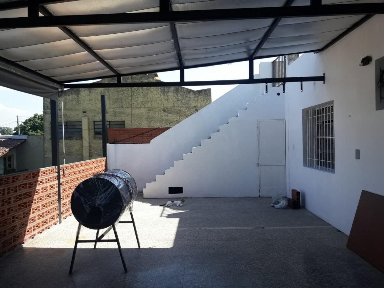 Casa Multifamiliar En 2 Plantas. Apto Profesional.