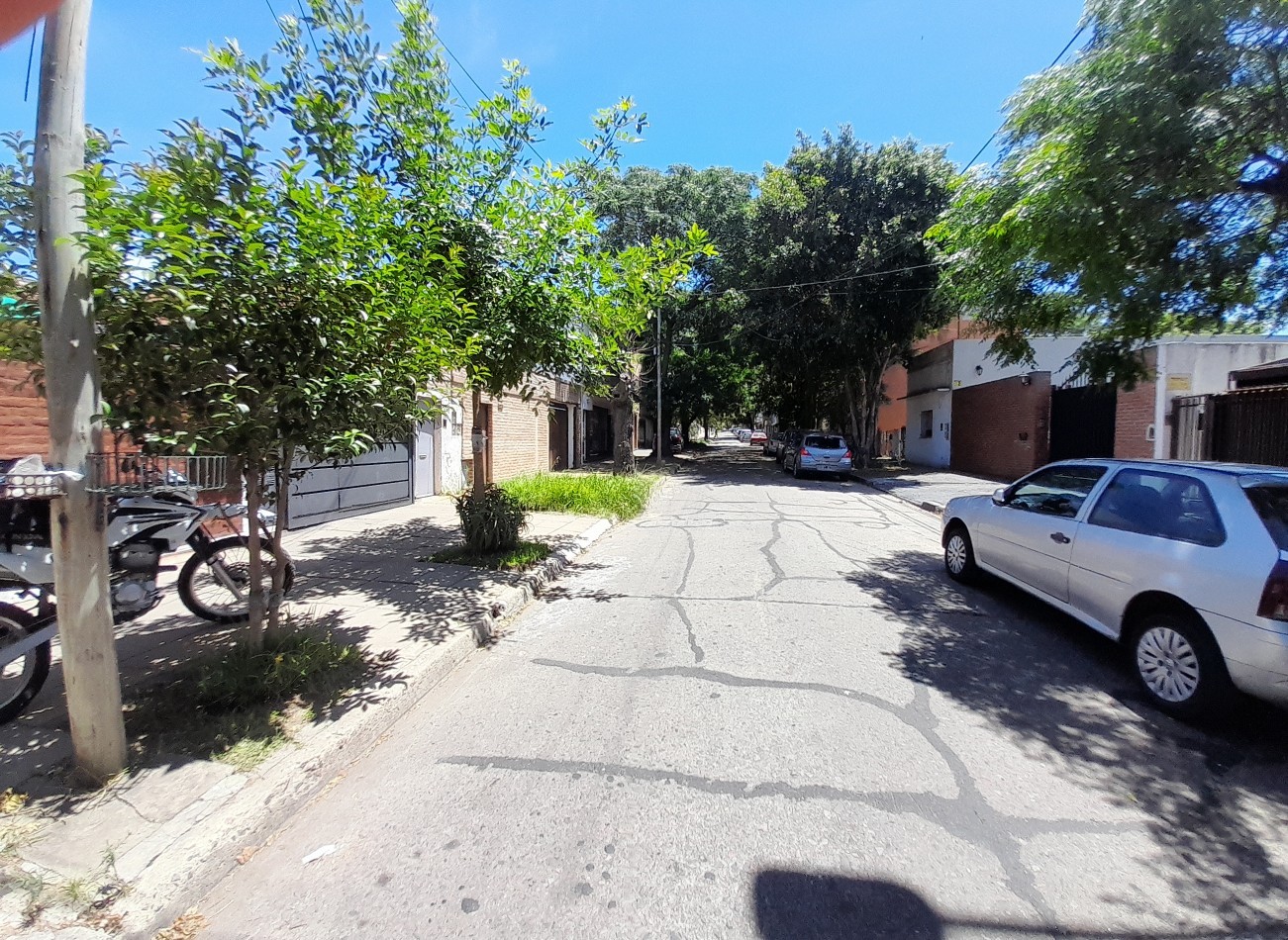 VENTA EN BLOCK. 4 UNIDADES DE 1, 2 Y 3 AMB. COCHERA, PATIO/JARDIN Y TERRAZA.