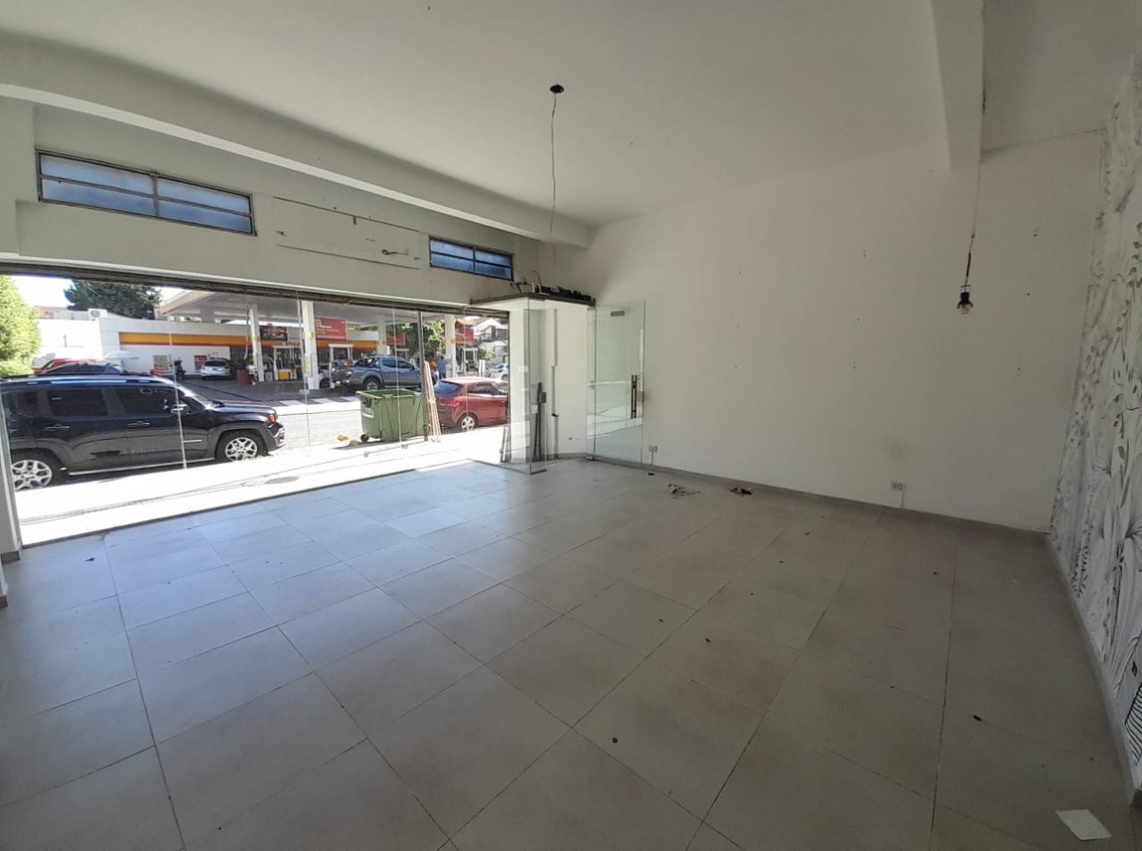 EXCELENTE LOCAL SOBRE CALLE IMPORTANTE EN CENTRO COMERCIAL!!!!!