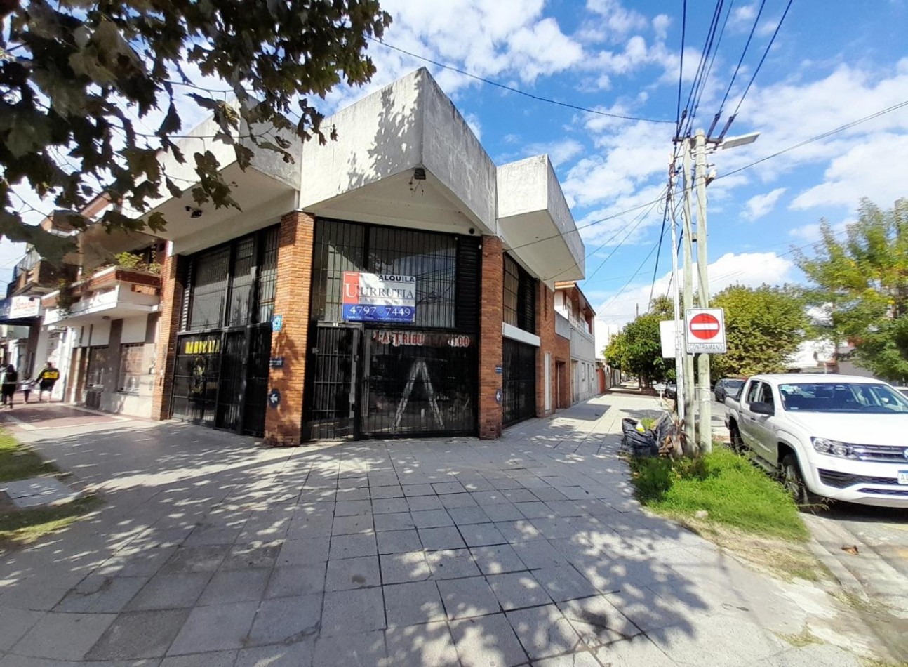 Local en esquina 2 plantas + espacio aereo. POSIBILIDADES DE AMPLIACION!