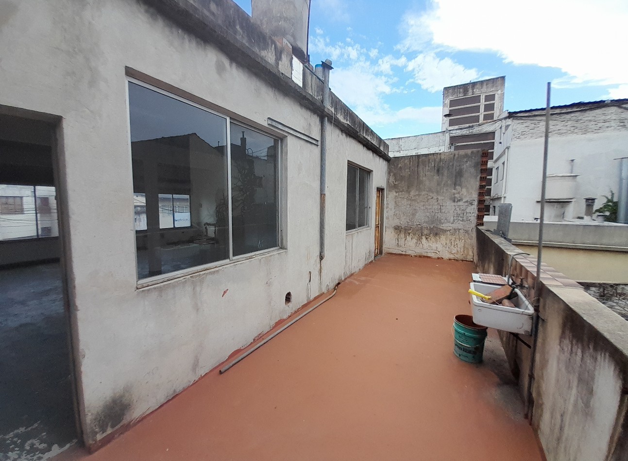 VENTA EN BLOCK. GALPON/DEPOSITO EN PA + 2 LOCALES/OFICINAS EN PB. A MTS DE AV. MITRE.