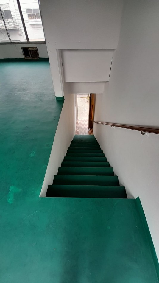 VENTA EN BLOCK. GALPON/DEPOSITO EN PA + 2 LOCALES/OFICINAS EN PB. A MTS DE AV. MITRE.