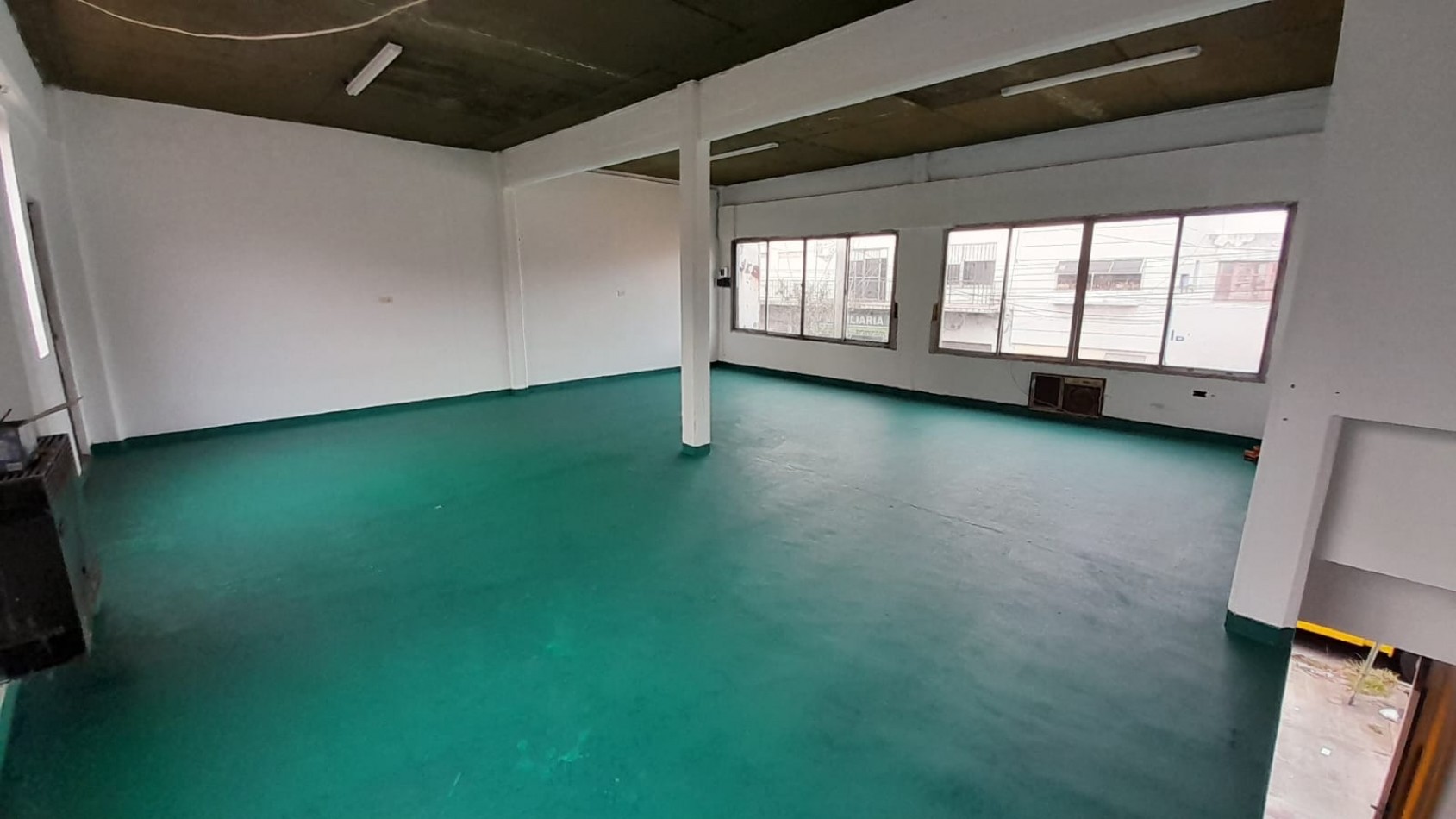 VENTA EN BLOCK. GALPON/DEPOSITO EN PA + 2 LOCALES/OFICINAS EN PB. A MTS DE AV. MITRE.