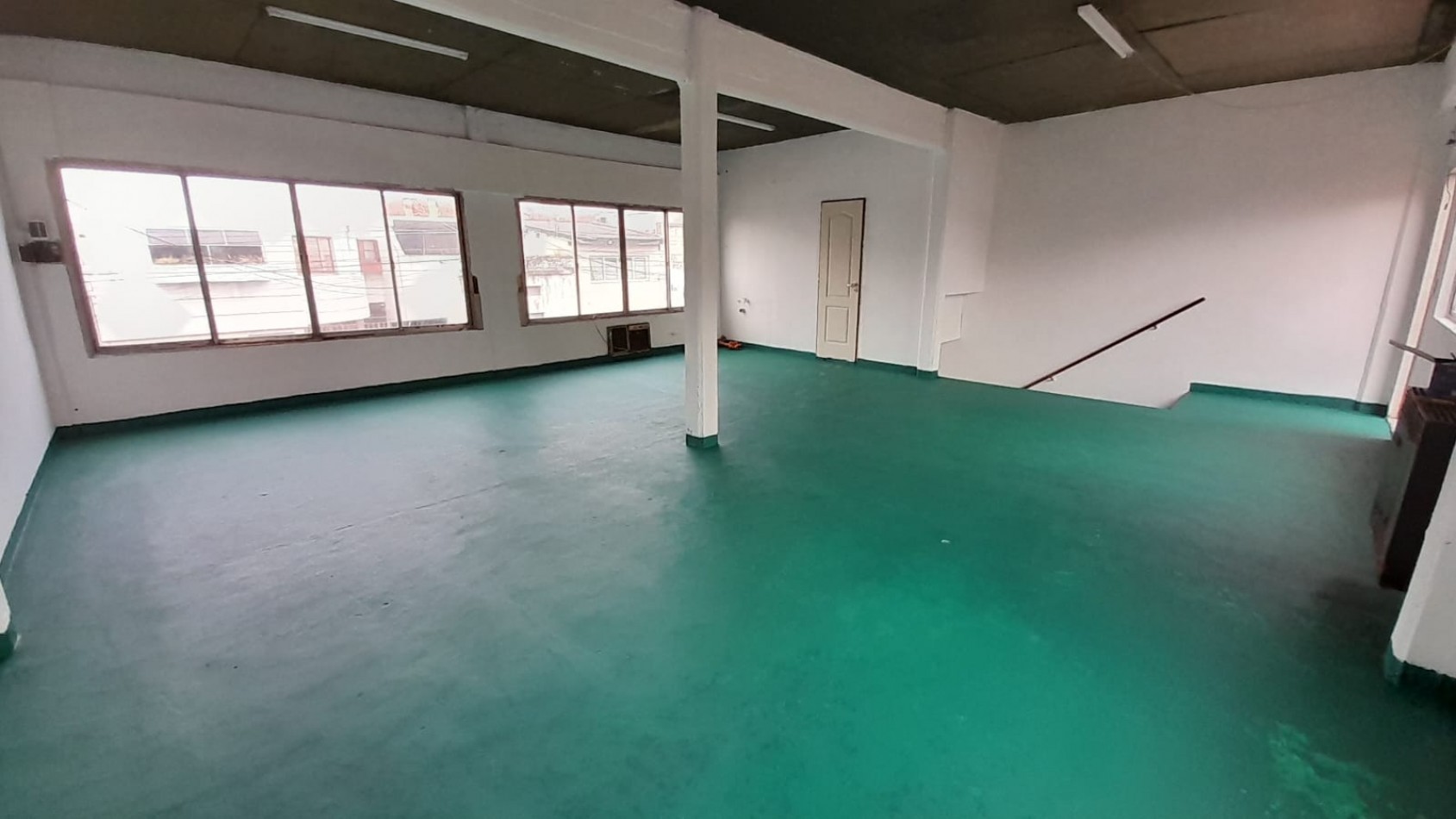 VENTA EN BLOCK. GALPON/DEPOSITO EN PA + 2 LOCALES/OFICINAS EN PB. A MTS DE AV. MITRE.