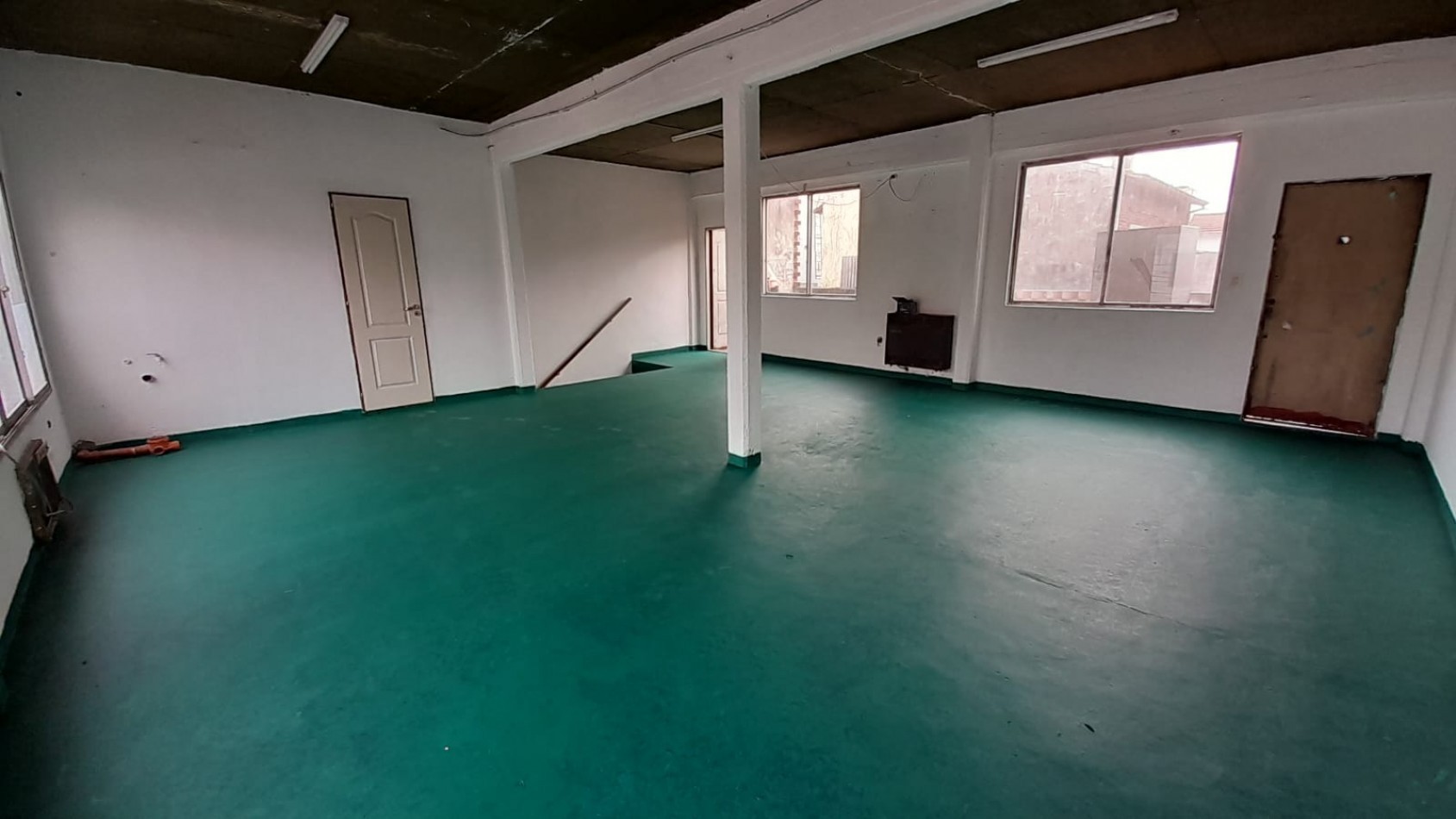 VENTA EN BLOCK. GALPON/DEPOSITO EN PA + 2 LOCALES/OFICINAS EN PB. A MTS DE AV. MITRE.