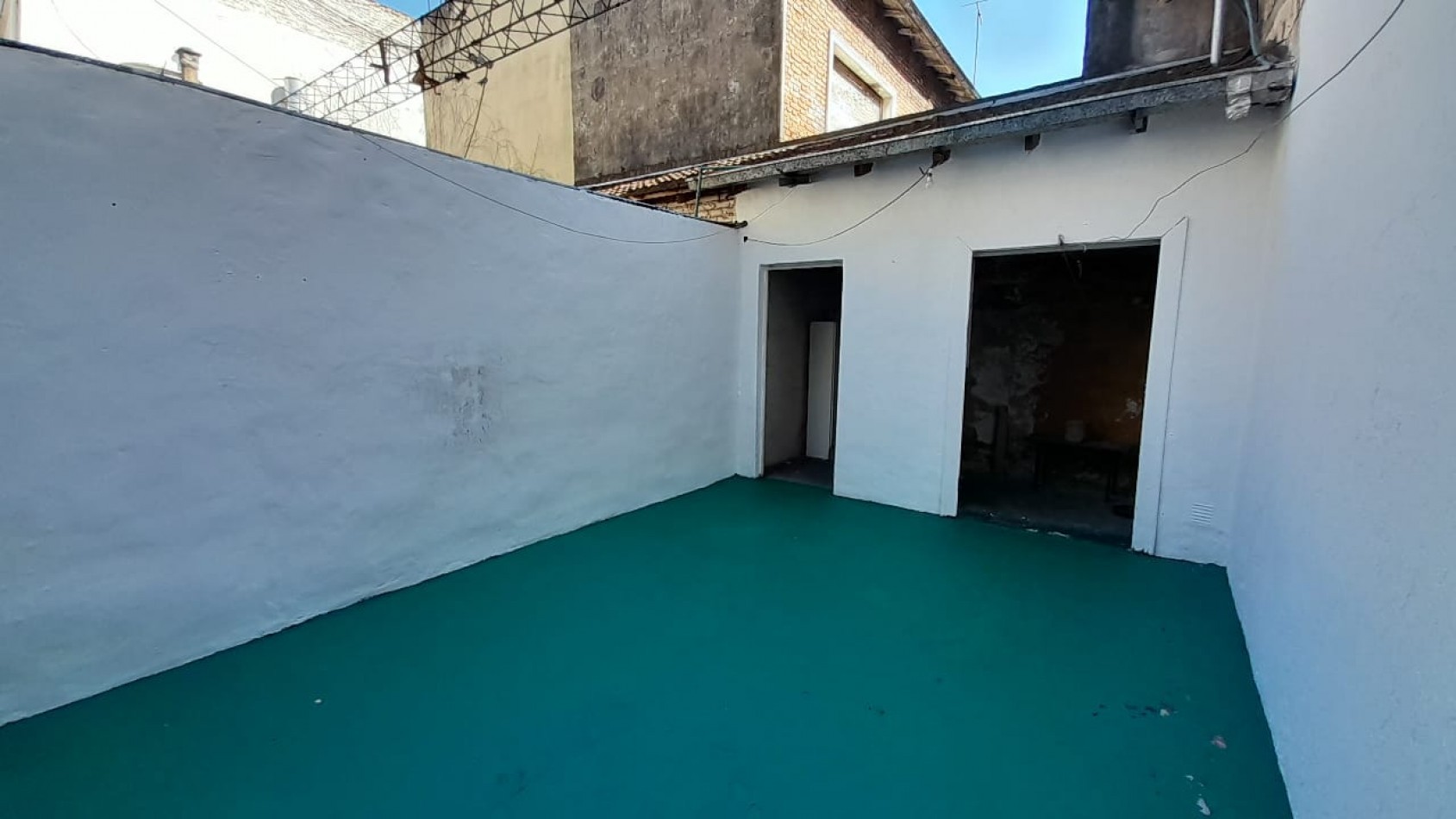 CONSULTORIO/OFICINA/PH PB AL FRENTE 2 AMB CON 2 PATIOS + DEPOSITO/COCHERAS.