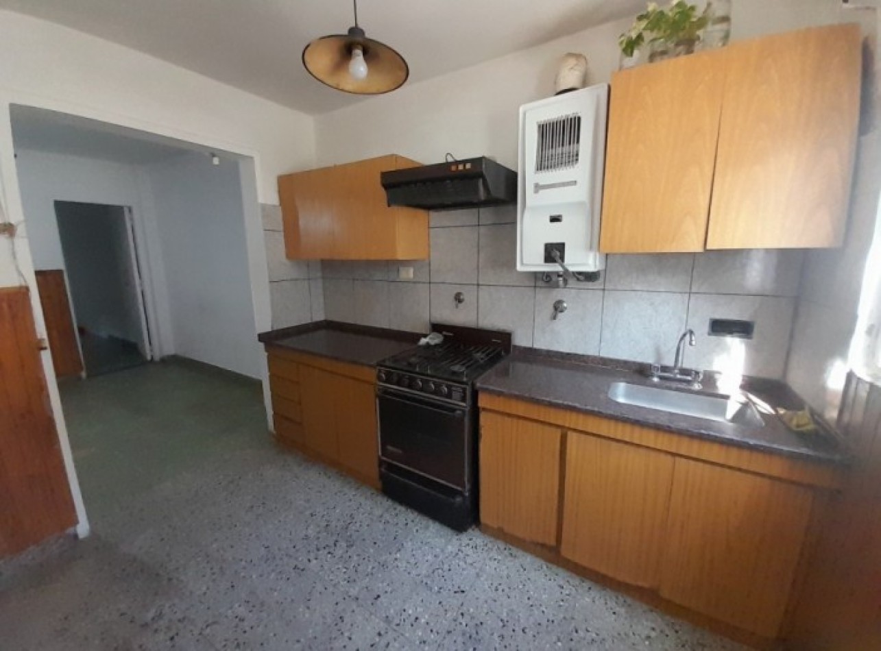 Casa Multifamiliar En 2 Plantas. Apto Profesional.
