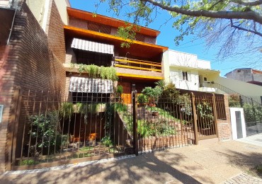 Chalet 7 amb en 3 plantas s/lote de 258m2. Impecable estado.