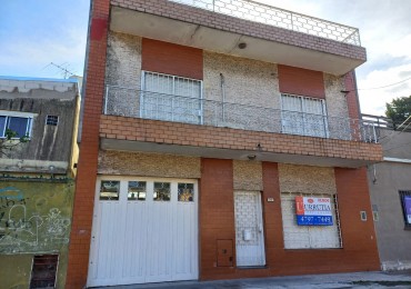 MUY BUENA CASA EN 2 PLANTAS CON PATIO, COCHERA Y TERRAZA!!! IDEAL ACTUALIZAR