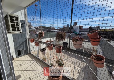 Oficina 4 amb. con dependencia y cochera en Villa Ortuza