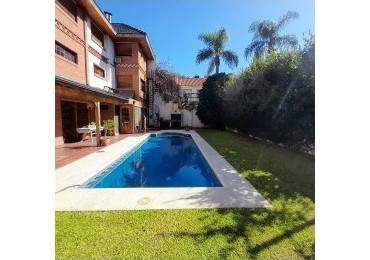 Chalet 7 amb con jardin, piscina y cochera pasante. Zona residencial.