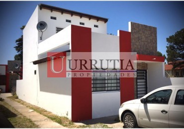 DUPLEX DE 3 AMB CON PATIO Y COCHERA. IMPECABLE ESTADO.