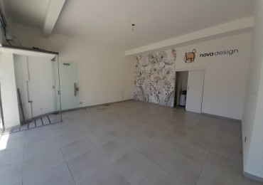 EXCELENTE OFICINA/LOCAL SOBRE CALLE IMPORTANTE EN CENTRO COMERCIAL!!!!!