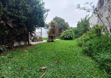 CASA 2/3 AMB S/LOTE DE 8.66 X 37MTS. POSIBILIDADES DE AMPLIACION.
